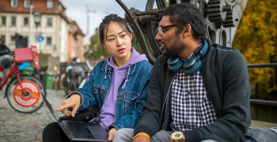 Studierende in Bamberg am Kranen Studierende in Bamberg am Kranen